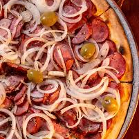 calabresa fatiada, cebola + coca cola 600 ml