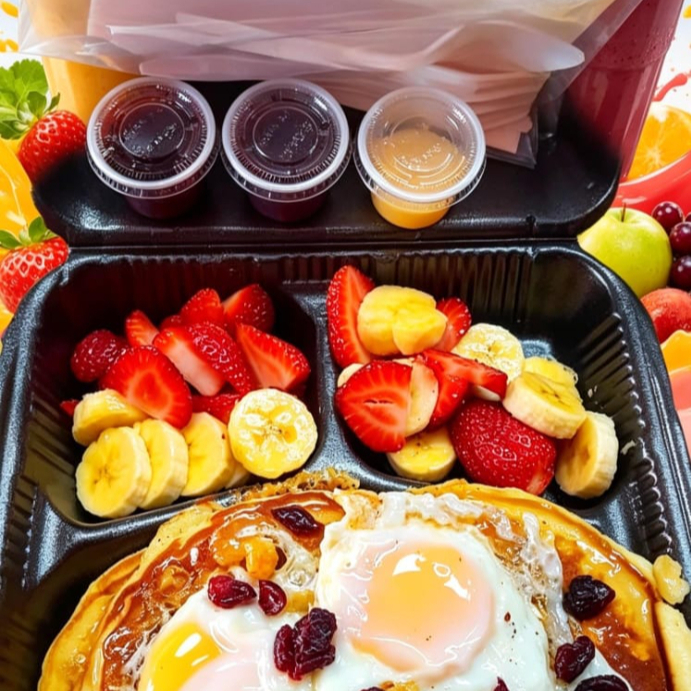 Hot Cakes con Huevo y Fruta