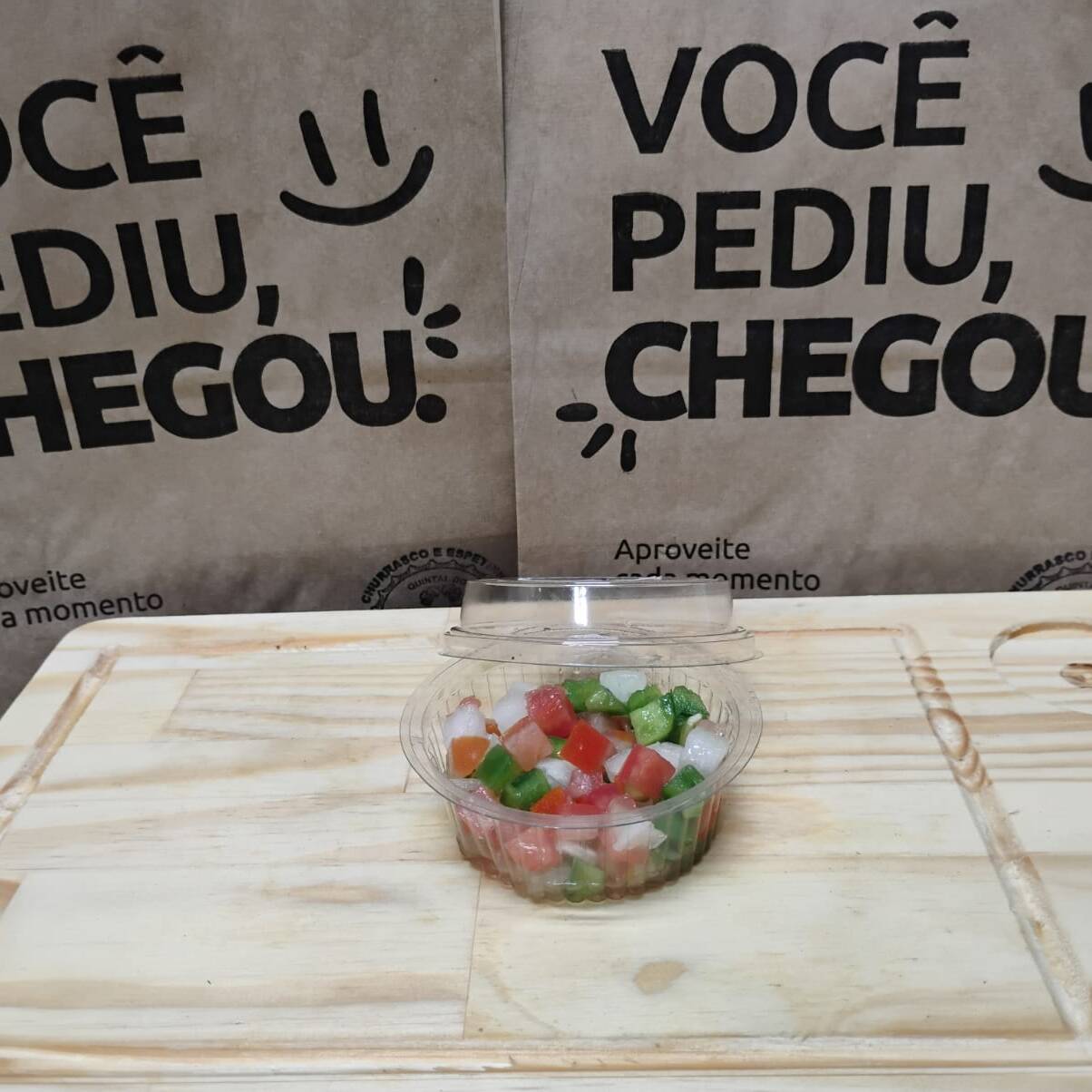 Nosso vinagrete carioca leva azeite, pimentão, tomate, cebola e vinagre, trazendo um sabor único e autêntico do Rio de Janeiro.