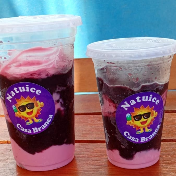 Açaí cremoso e refrescante, finalizado com deliciosa cobertura gourmet de morango e Leite Condensado. A combinação perfeita para quem ama sabor, cremosidade e um toque especial em cada colherada