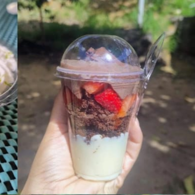 Brownie, brigadeiro preto, brigadeiro branco e morango