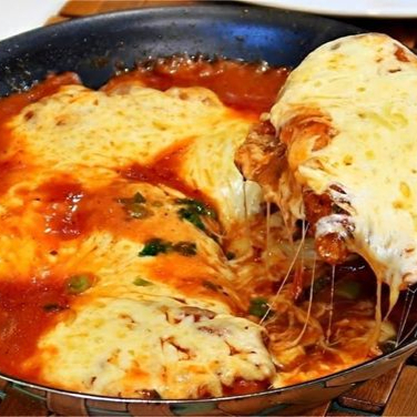 Filé de frango à parmegiana, com uma generosa camada de queijo mussarela com molho de tomate por cima derretendo toda camada de queijo deixando este prato ainda mais gostoso para ficar perfeito leve grátis uma Coca-Cola super gelada.  Refeição composta por arroz branco, feijão preto, farofa da casa mais uma guarnição a escolher.