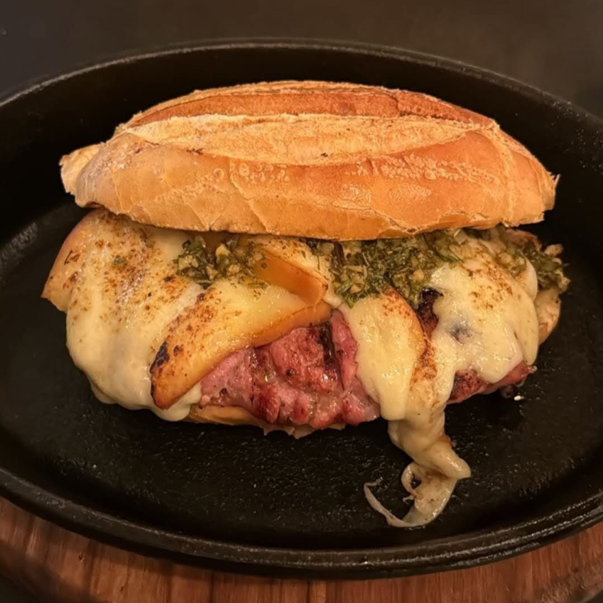 Acompanha batatas fritas e nosso chimichurri artesanal. A estrela da casa! O nosso choripán exclusivo vem com uma suculenta linguiça na brasa, coberta com uma camada generosa de queijo provolone derretido e finalizada com autêntico chimichurri. Tudo isso em um pão francês crocante. É a nossa assinatura de sabor!