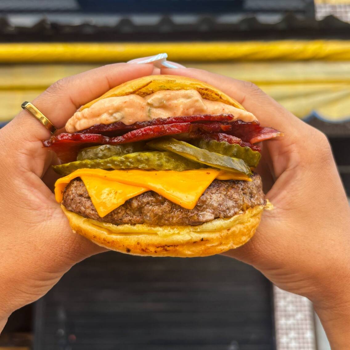Pão macio selado na chapa, burger artesanal suculento de 130g, 2 fatias de cheddar cremoso, bacon crocante, picles levemente ácido e nossa exclusiva maionese tasty, equilibrando sabor, textura e intensidade em cada mordida.
🔥 Perfeito pra quem busca um hambúrguer artesanal bem montado, suculento e cheio de sabor.
