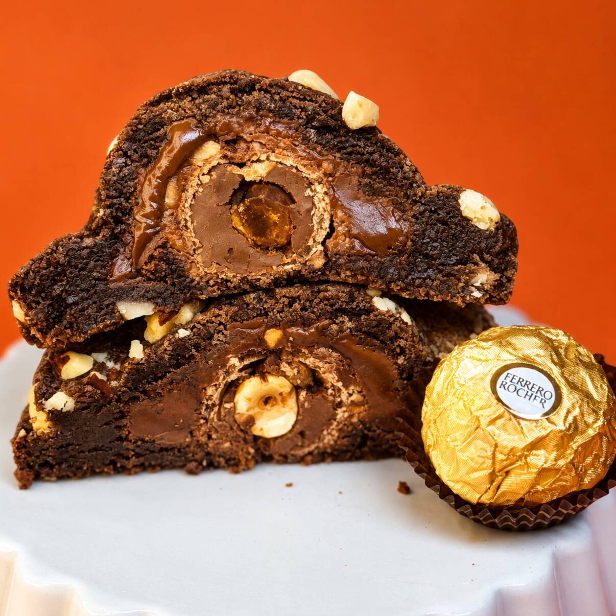 Massa de cacau, recheado com 1 Ferrero inteiro e mais Nutella, finalizado com pedaços de avelãs tostadas crocantes (120g)
Poucas unidades disponíveis, experimente antes que acabe!