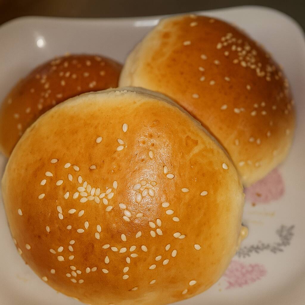 Hambúrguer suculento com generosa camada de cheddar cremoso, envolvido em massa macia e douradinha.