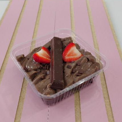 brownie chocolatudo molhadinho e delicioso, mais brigadeiro cremoso de chocolate kitkat e morano finalizado