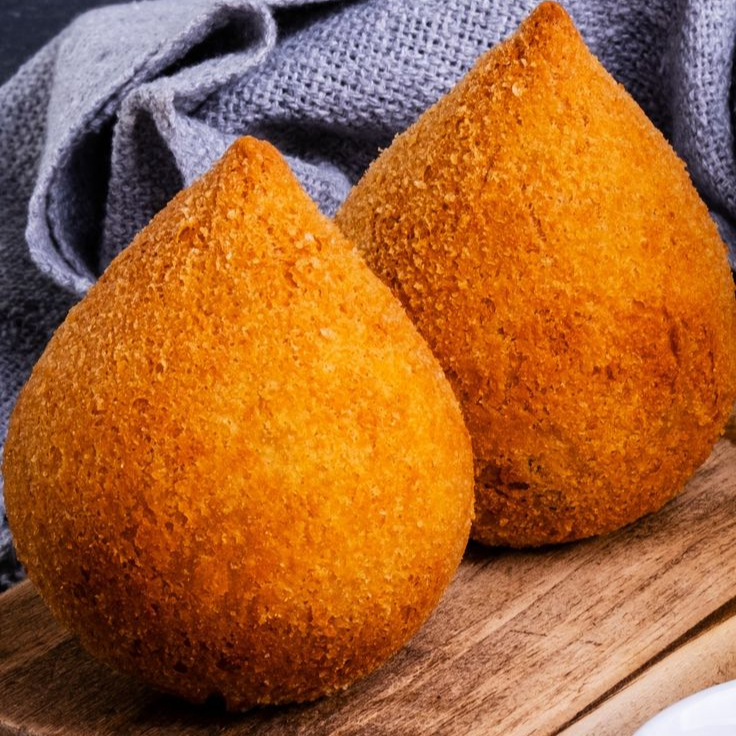 Deliciosa coxinha de frango com o famoso requeijão cremoso Catupiry, uma combinação irresistível.