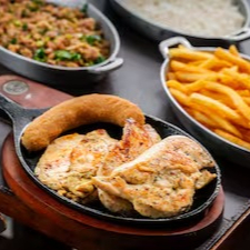 Peito de frango grelhado 400g in natura. Acompanha: Arroz branco, feijão tropeiro, batata frita e banana à milanesa.