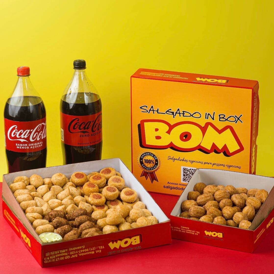 100 Salgadinhos de Festa + 100 Mini Churros super recheados com doce de leite + 1 Coca-Cola Original ou Zero 2l.Damos o direito a você nosso cliente e amigo de escolher até 5 sabores. Sabores: - Coxinha; - Bolinha de queijo; - Calabresa; - Kibe; - Queijo c/ alho; - Queijo c/ presunto; - Salsicha; - Risole de Camarão. Obs: Especificar os sabores no pedido, caso não informado, será preparado misto.