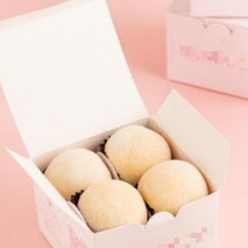 Uma linda caixinha com 4 doces de beijinhos cobertos com coco ralado. - Caixa com 4 unidades (foto ilustrativa, monte seu combo também)*