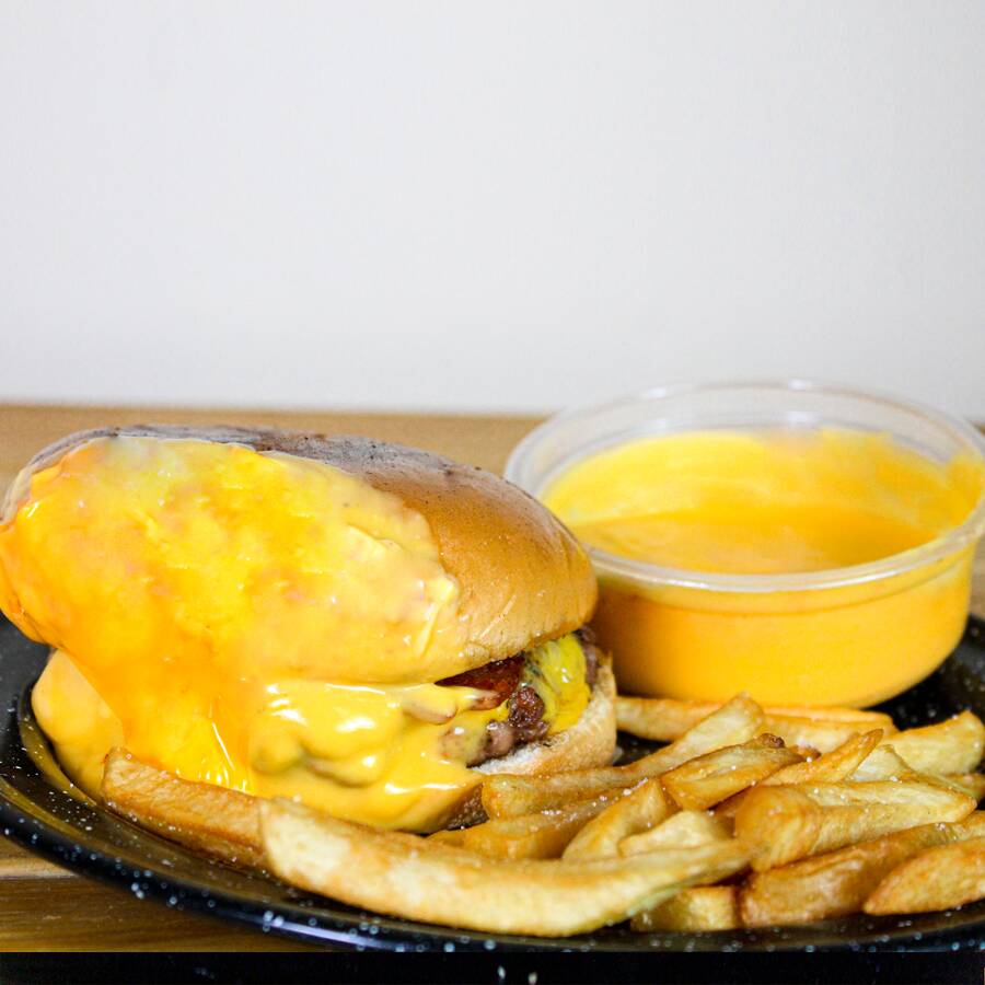 Jhorroburger con Salsa de Queso Amarillo y Papas