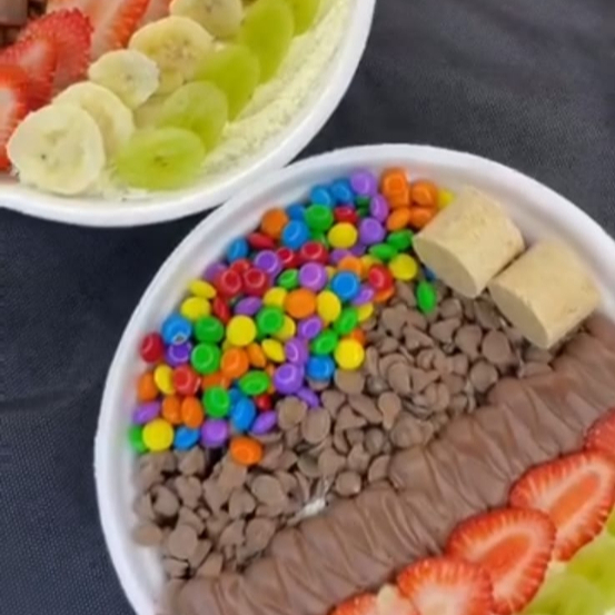 Açaí tradicional cremoso com creme de avelã, acompanhado de 4 adicionais, 2 frutas e 2 caldas