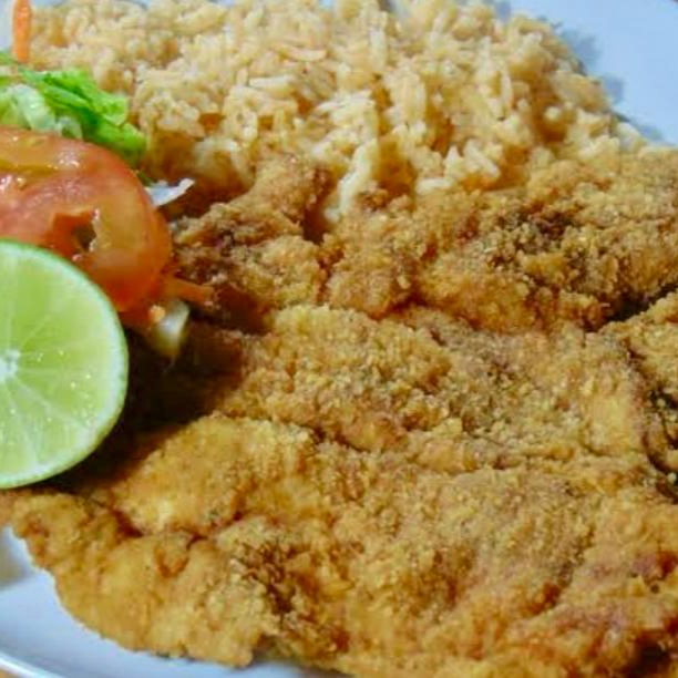 Pechuga o Milanesa Empanizada con Guarnición de Ar
