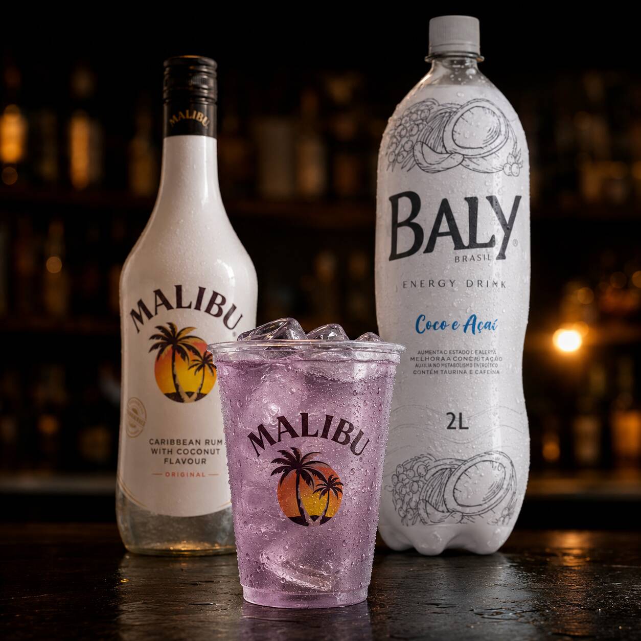 Copo 700 ml de Malibu com energético, gelo de coco. Cremoso, refrescante e com aquele toque tropical adocicado que combina perfeitamente com a bebida.
