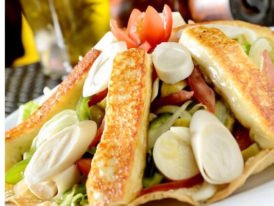 Alface americana, queijo coalho grelhado, tomate, azeitona verde, palmito, pimentão cebola e molho vinagrete especial.