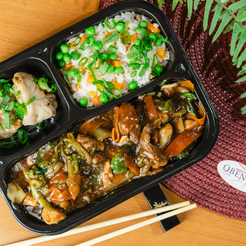 Delicioso combo yakissoba tradicional + 2 Guioza + arroz yakimeshi ou gohan.