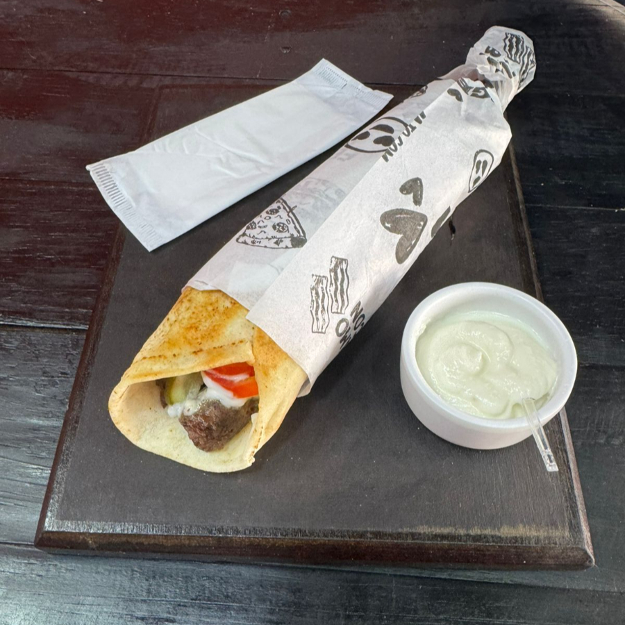 2 espetinhos de kafta, molho de alho, tomate e
picles.