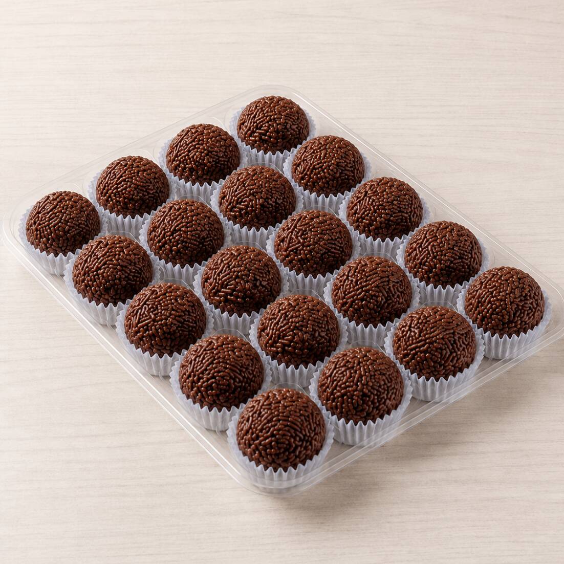 Experimente nosso irresistível brigadeiro caseiro, feito artesanalmente com ingredientes de primeira linha e cuidadosamente enrolado a mão.