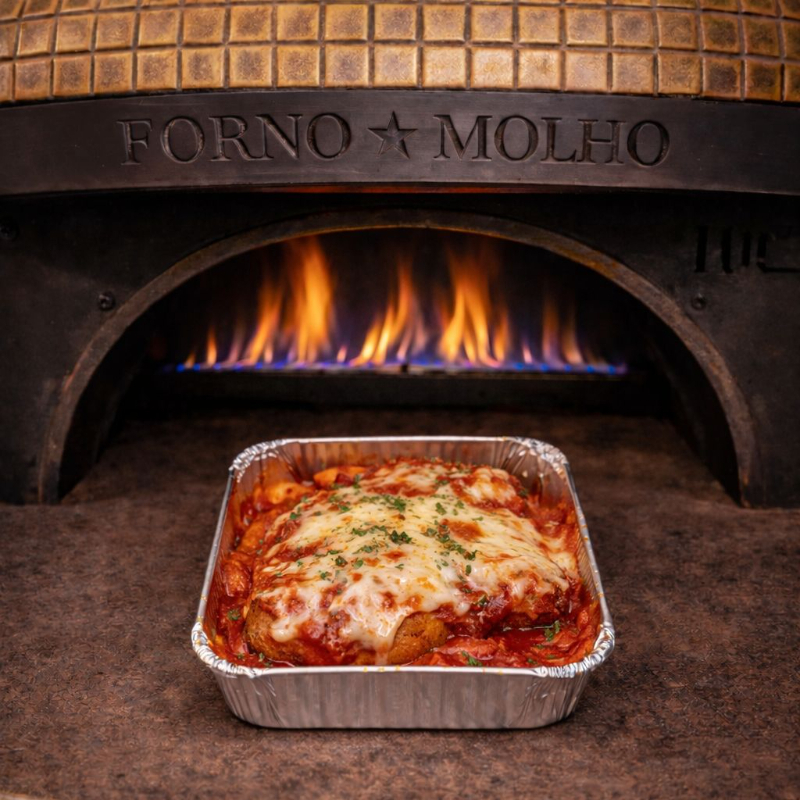 File de frango à parmegiana com molho ao sugo. Acompanha arroz branco