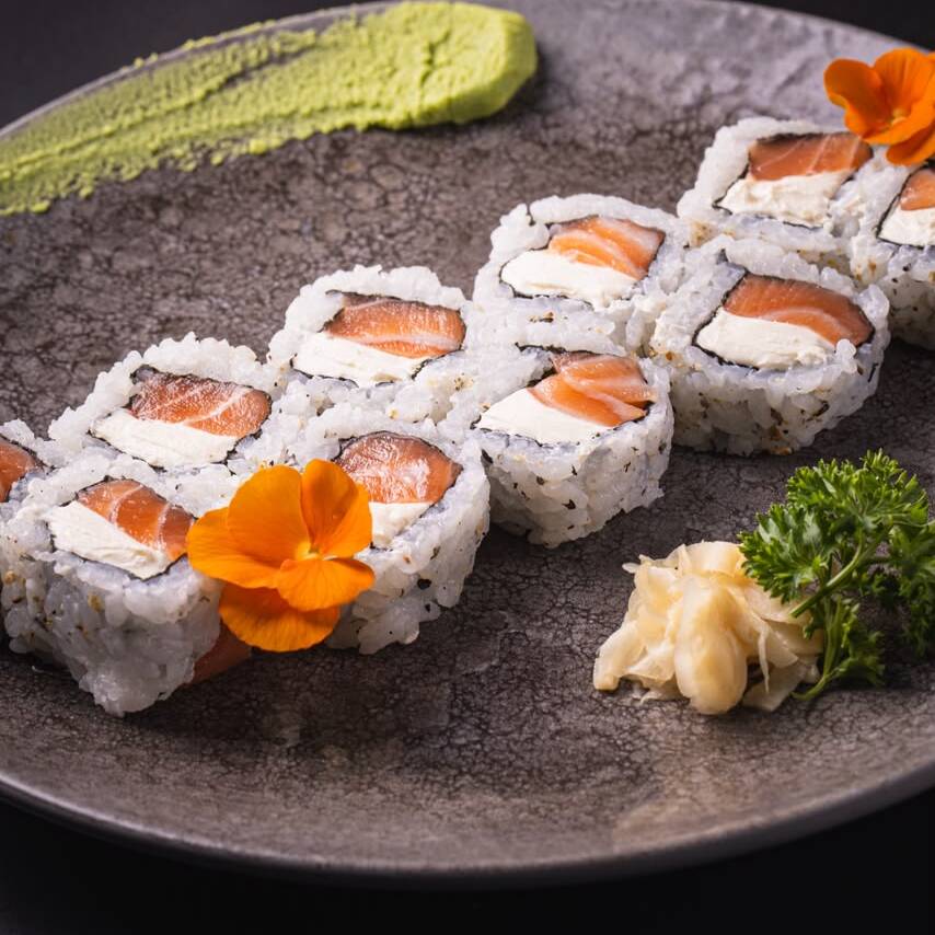 5 peças - Uramaki Filadélfia: arroz japonês e alga nori recheados com salmão fresco e cream cheese cremoso, finalizados com gergelim. Uma combinação clássica, leve e irresistível, perfeita para quem ama sushi tradicional! 🍣✨