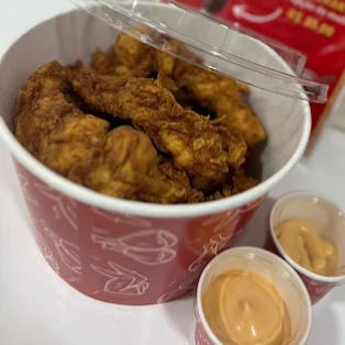 Experimente nossas iscas de frango empanadas, crocantes por fora e macias por dentro, ideais para um lanche saboroso e prático.