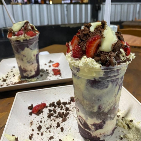 Muito creme Ninho, Nutella, a leve doçura do morango, leite em pó.Nosso maravilhoso trufadinho, com várias crocâncias que você vai se apaixonar !!------------tags---------------entrega rapida, gratis, 0,99, 0800, desconto, promoção, cupom, barato, oferta, melhor preço, frete gratis, presente, gostoso, preço baixo, Dia dos namorados, Dia das mães, Dia dos pais, açai, sorvete, picolé, gelado, taça açai, chocolate, churros, Confete, Kit Kat, Oreo, barca, morango, Ovomaltine, Ninho, banana, frutas, geladinho, cremosinho.