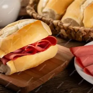 Pão francês com 4 fatias de mortadela