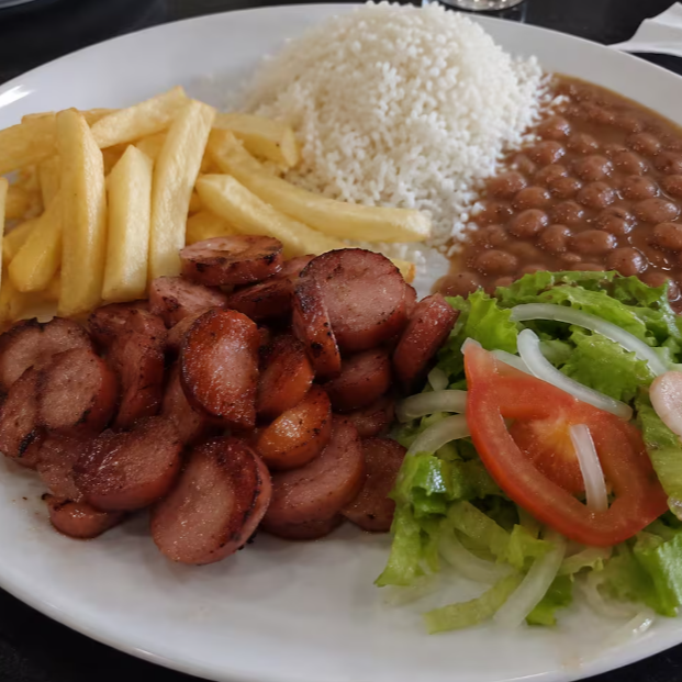 Arroz, feijão e fritas + salada (alface, tomate e cebola).