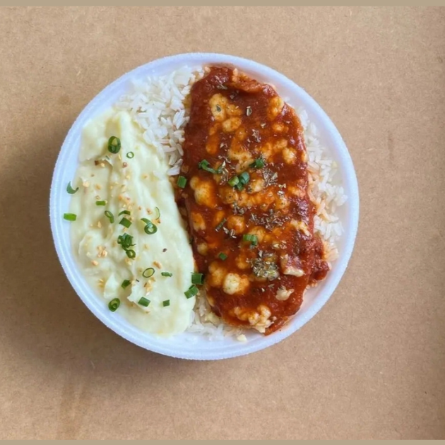 PARMEGIANA FRANGO, ARROZ E PURÊ DE BATATA
PORÇÃO INDIVIDUAL
QUANTIDADE 500 GRAMAS