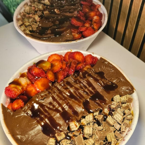 2 litros com: morango, brigadeiro, bis e cobertura de chocolate