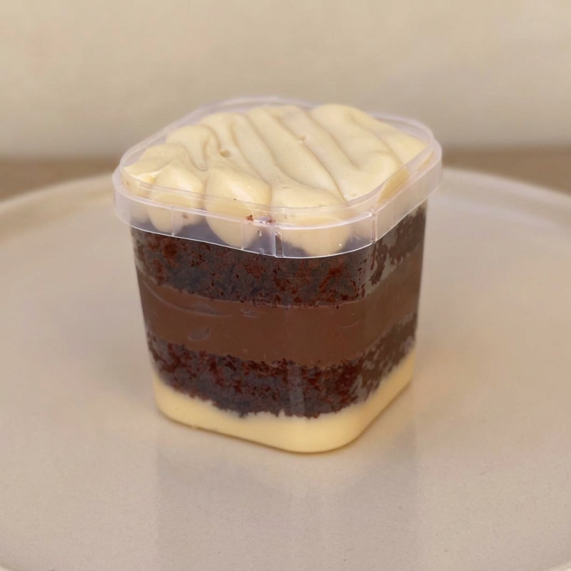 Camadas irresistíveis de bolo de chocolate macio, recheadas com cremoso creme de leite Ninho e brigadeiro caseiro. Uma combinação perfeita para quem ama sobremesas práticas, cremosas e cheias de sabor!