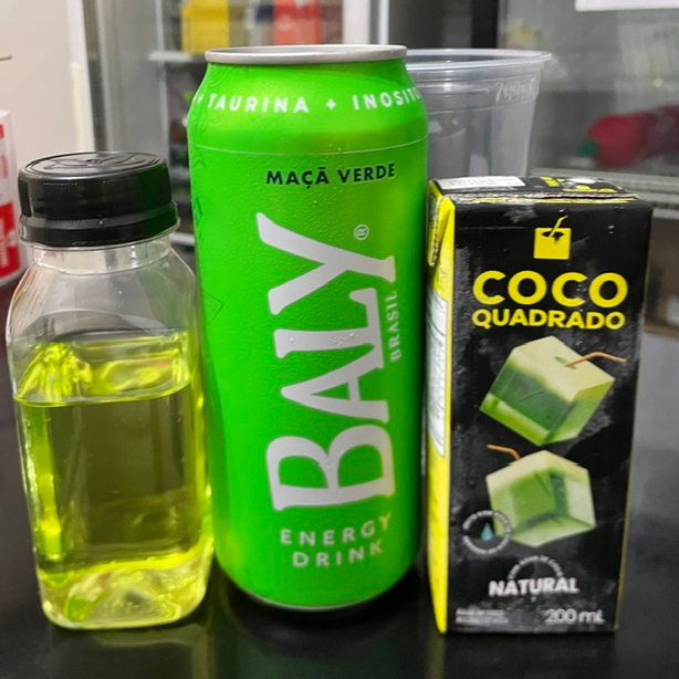Dose de Gin eternity maça verde c/ energético Baly maçã verde 475+ 1 gelo coco