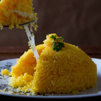 Cuscuz feito na hora, chega quentinho acompanhado de mussarela por cima derretida na manteiga.