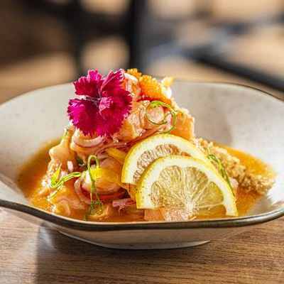 O ceviche misto é um prato feito com uma variedade de frutos do mar crus e marinados no molho cítrico, cebola roxa fatiada, pimentões e finalizado com cebolinho.