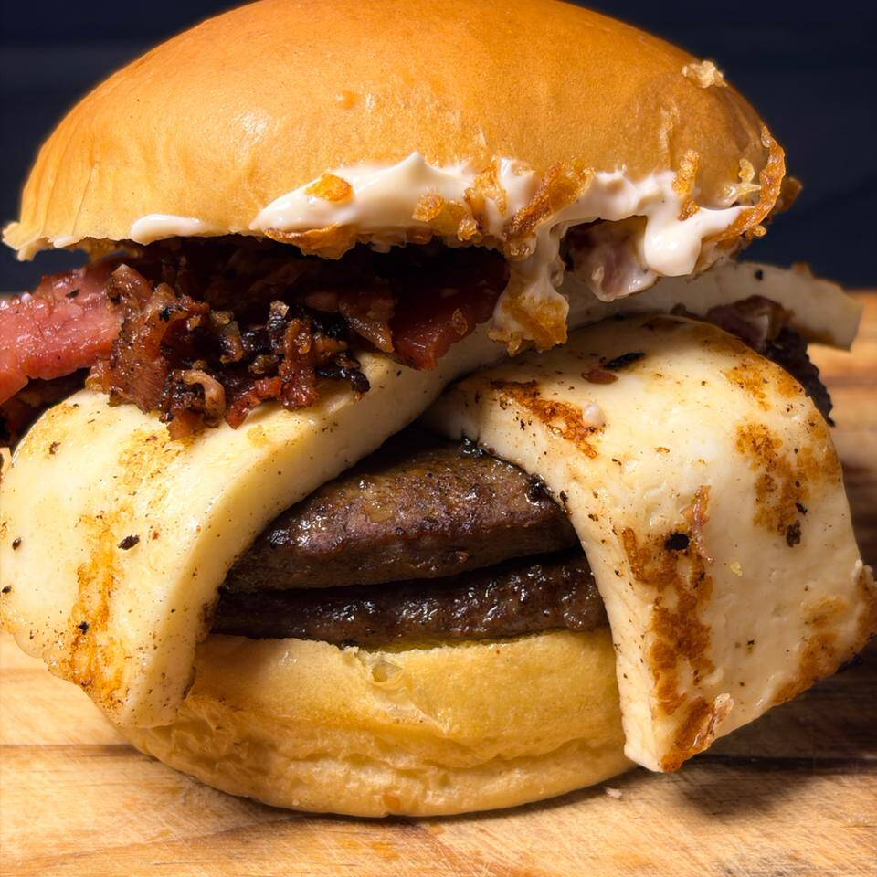 Contendo 2 Bifes de Picanha, com duas fatias de Queijo Coalho, Bacon, Molho especial e Cebola Crispy