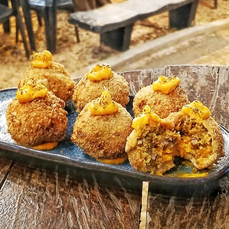 Porção com 6 deliciosas bolinhas de carne com tempero mexicano tipo chilli com cheddar cremoso