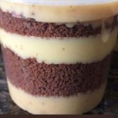 Bolo de chocolate, com creme de chocolate branco. Mais uma delicia para você saborear