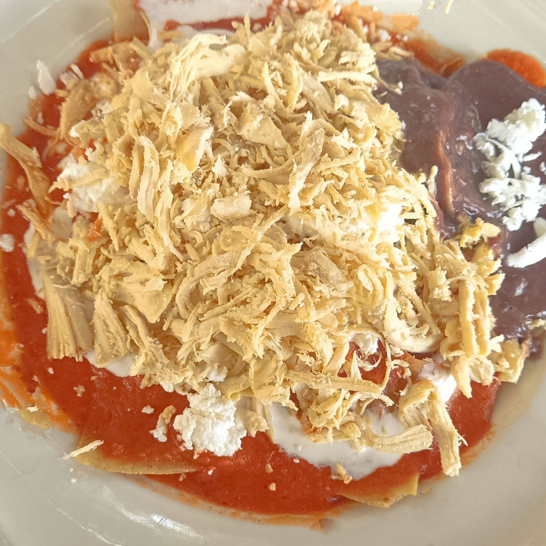 Chilaquiles con Pollo Desmenuzado