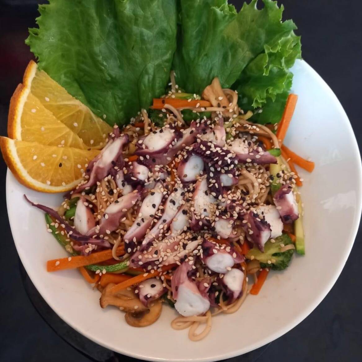 Yakisoba de mariscos mixto