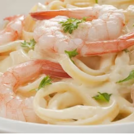 Uma deliciosa massa talharim ao molho branco com camarões.