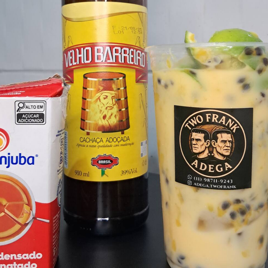 TODOS DESTILADOS TESTADOS CONTRA O METANOL! Drink no Copo de 700ml. Preparada com cachaça de qualidade, (utilizamos 100ML para que não fique forte e nem fraca, caso goste da bebida mais forte aconselhamos dar uma turbinada na opção de complementos). Com Maracujá Fresco, leite condensado, limão, e 2 doses de Velho Barreiro deixando uma bebida 100% equilibrada. Todos os copos são Selados para evitar vazamentos