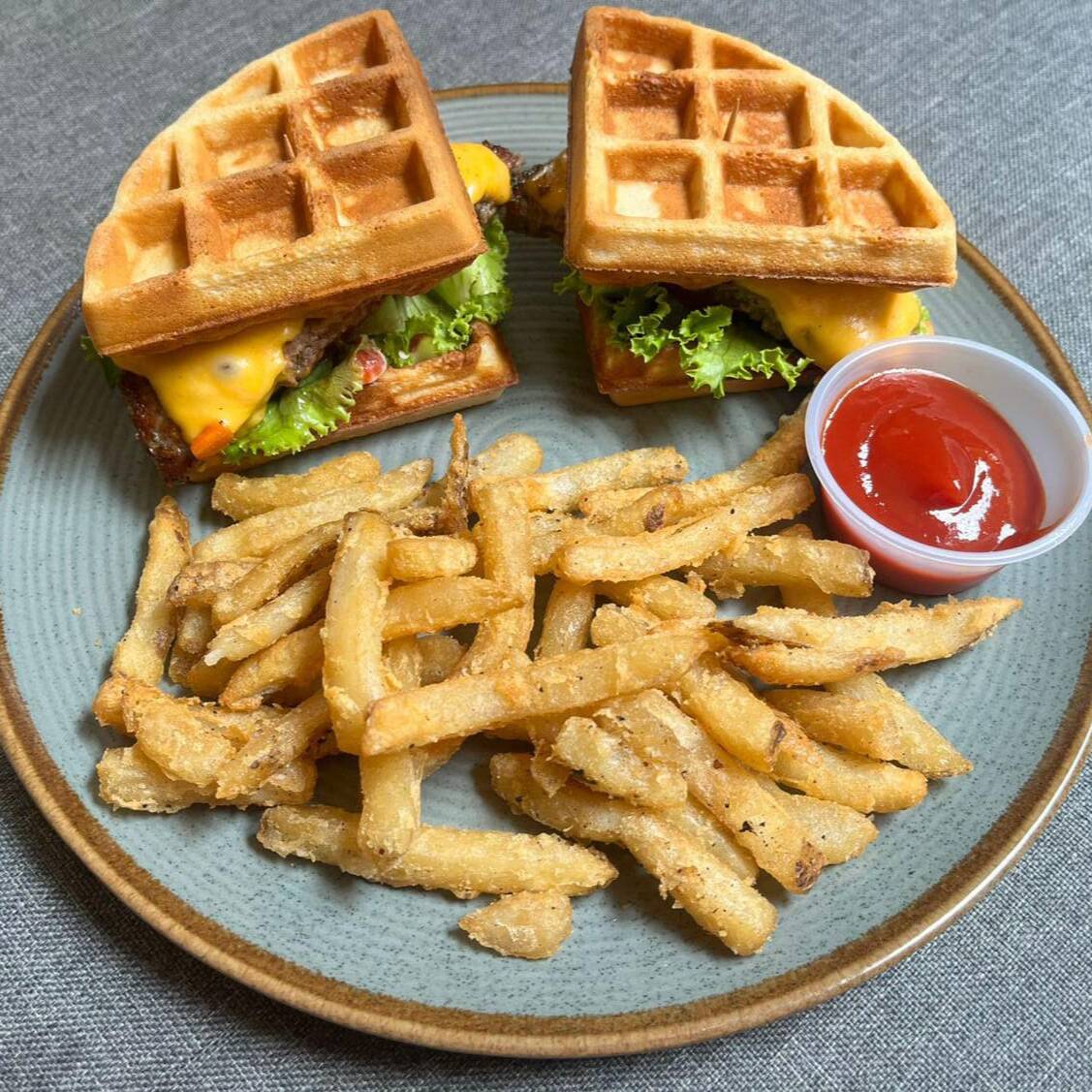 Waffle Burger con Papas Fritas