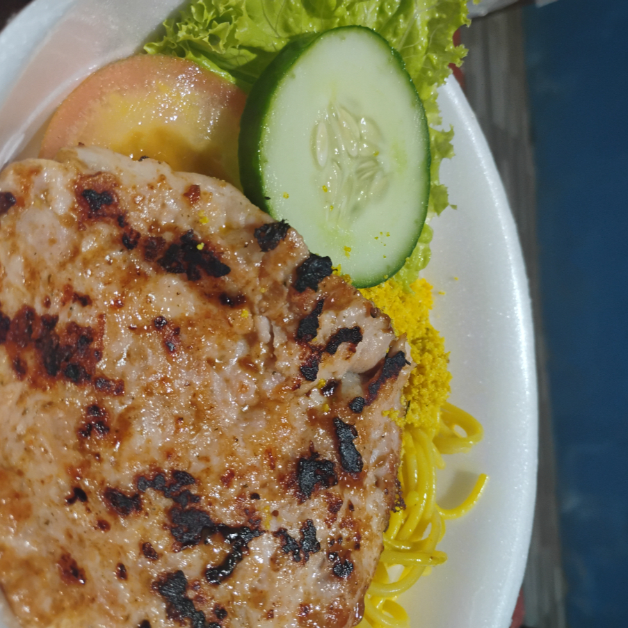 Abrimos a Toscana e modelamos,acompanha Arroz, Feijão, Macarrão, Salada e Farofa.