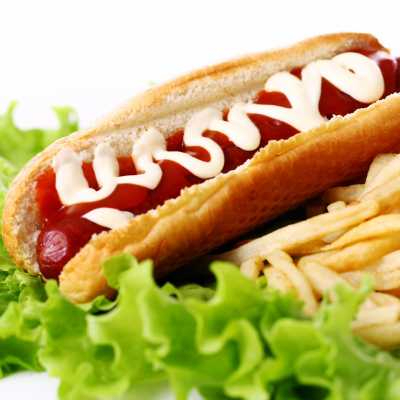 Pão, salsicha, vinagrete (cebola e tomate), purê de batata, cheddar, catupiry, maionese, ketchup e batata palha