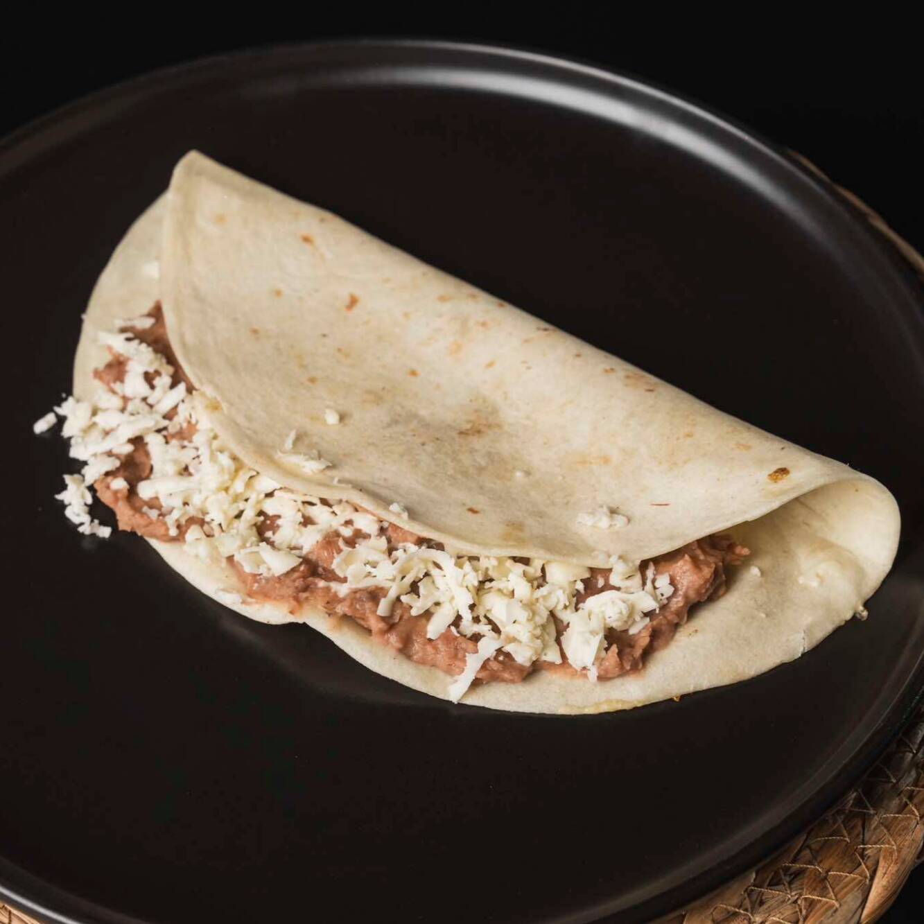 Burrito de frijoles refritos con queso