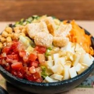Mix de folhas verdes, pepino, cenoura, tomatinhos, palmito, grão de bico e pipoca com molho de mostarda Dijon e mel.