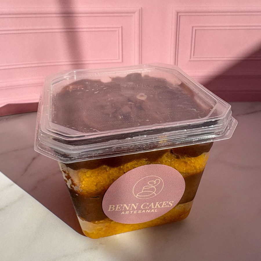 Bolo de cenoura fofinho com cobertura de brigadeiro cremoso, direto para o seu pote com muito sabor e carinho!