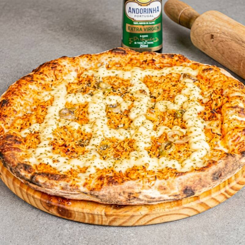 Uma deliciosa e suculenta pizza de frango com Catupiry, combinando a leveza do frango desfiado, perfeitamente temperado, com a cremosidade inconfundível do autêntico queijo Catupiry. Uma explosão de sabores que promete satisfazer até os paladares mais exigentes. Ideal para quem busca a união perfeita de sabor e requinte em uma única fatia. Experimente e surpreenda-se com essa inovação no mundo das