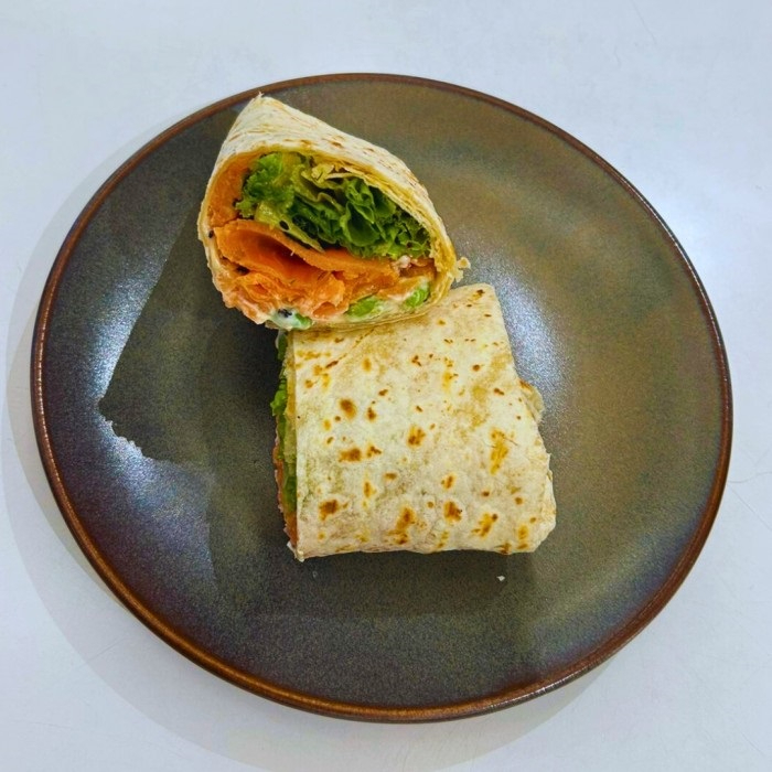 Fatias finas de salmão, edamame, creme de ervas, gergelim preto, mix de folhas verdes e molho oriental.